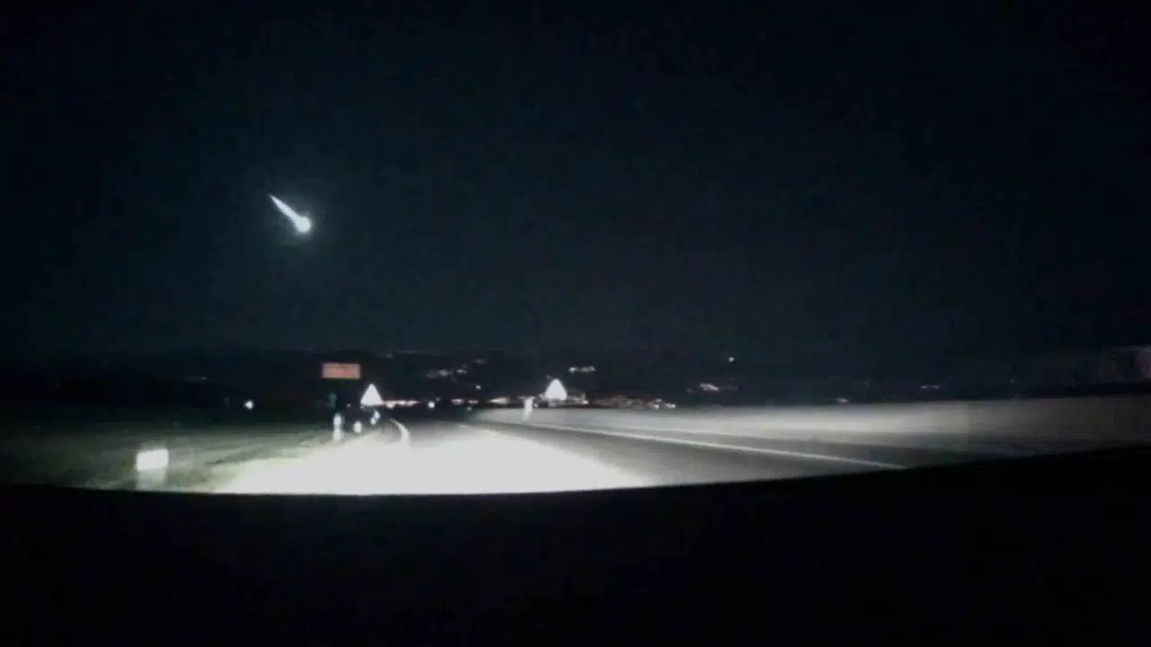 İzmir’de Gökyüzünde Heyecan Uyandıran İmaj: Meteor Düştü Argümanı
