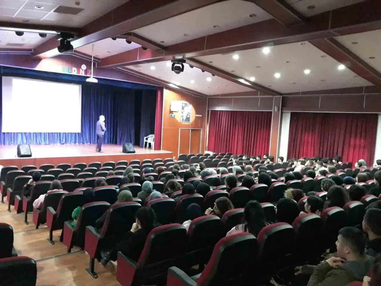 İzmir’de “Kur’an-In Mucizeleri” Konferanslarına Öğrencilerden Ağır İlgi