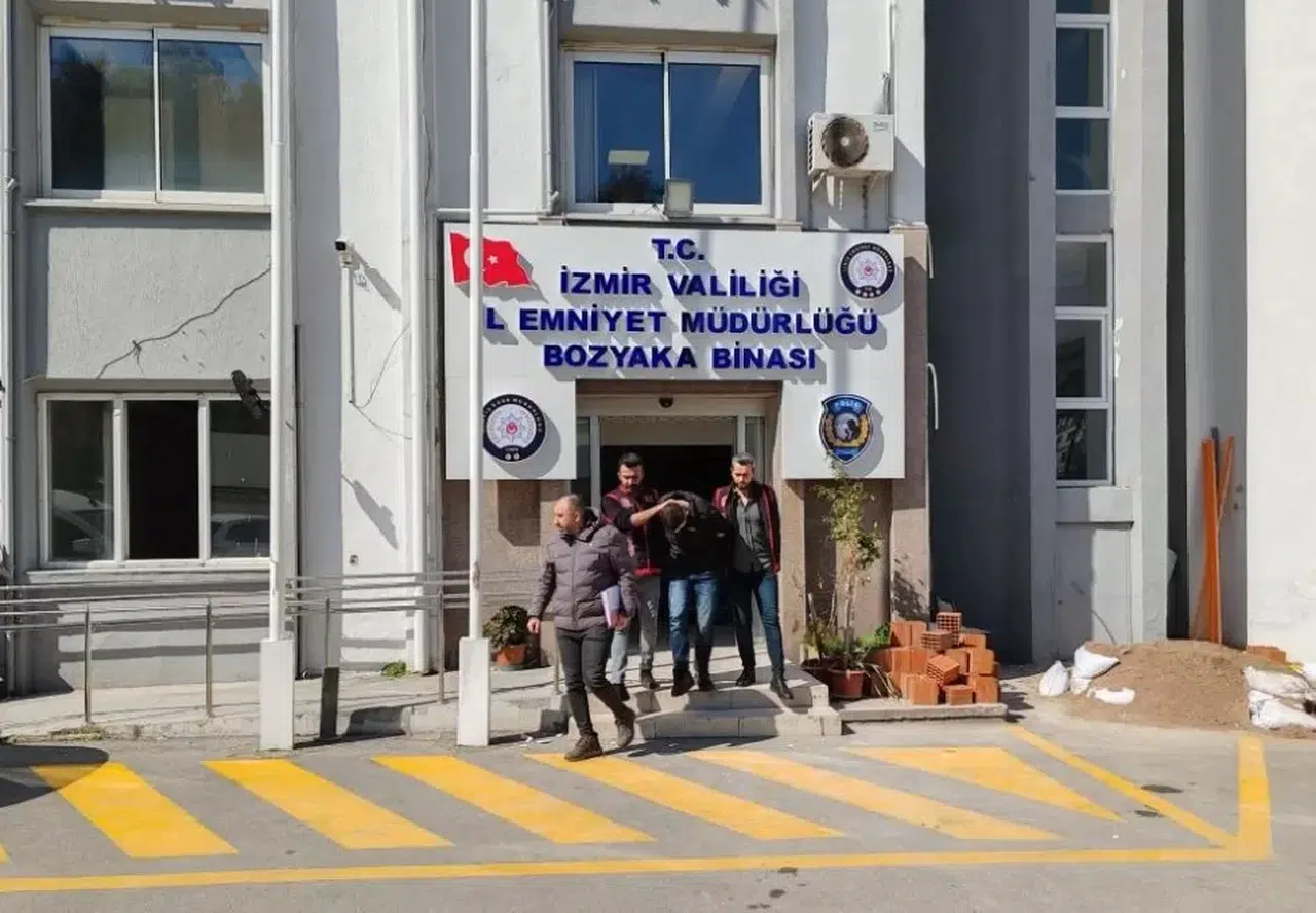 İzmir’de Tartıştığı Kişiyi Bıçakla Öldüren Zanlı Tutuklandı