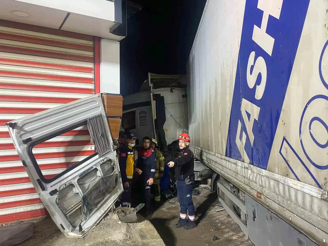 İzmir’deki Feci Kazada Meyyit Sayısı 3’e Yükseldi, 11 Kişi Yaralandı