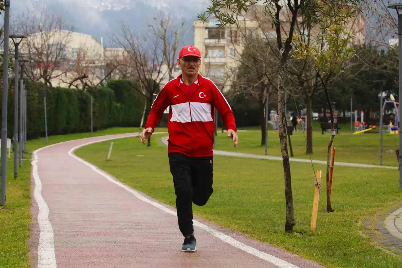 Japonya’da Maraton Koşmak İçin İnşaatlarda Çalışıyor