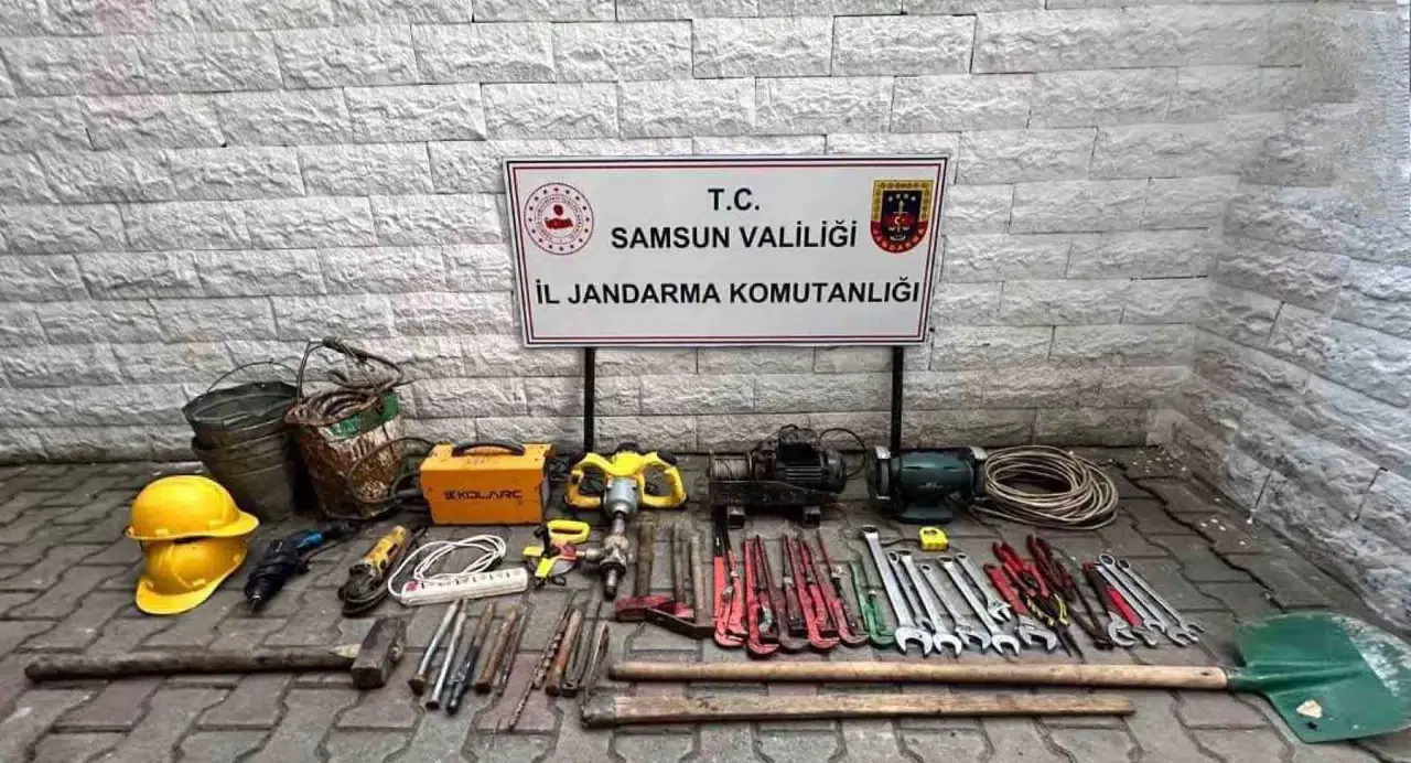 Kaçak Hafriyat Yapan 5 Kişi Jandarma Tarafından Yakalandı