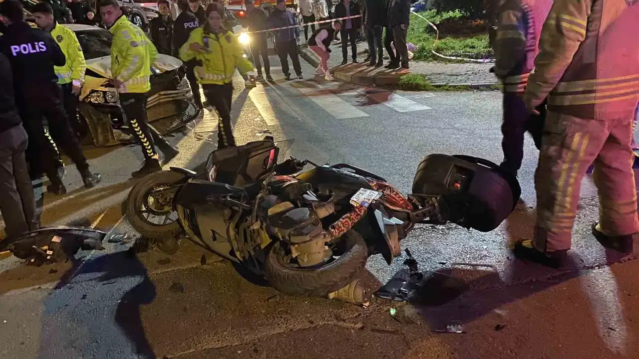 Kağıthane’de Denetimden Çıkan Araba, Park Halindeki Araçlara Çarptı: 2 Yaralı