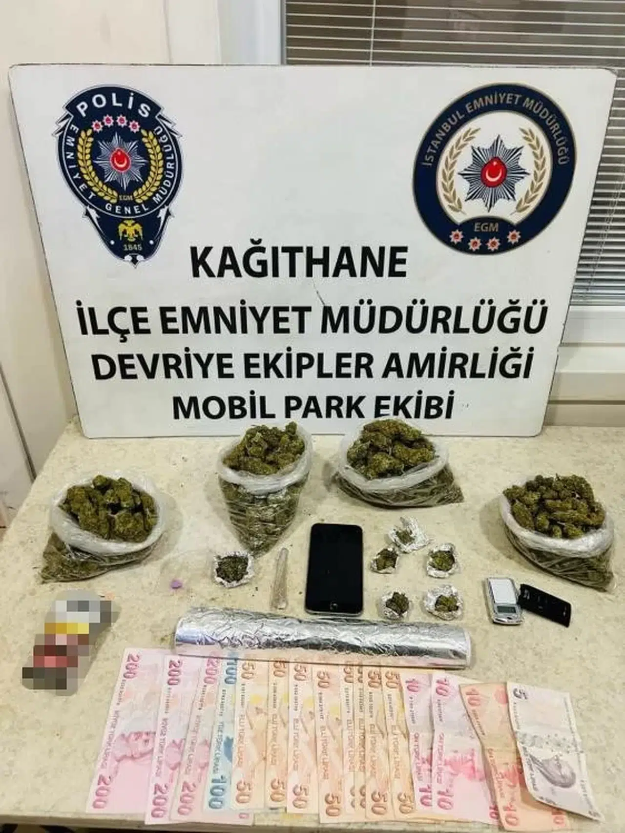 Kağıthane’de Şüphelinin Üzerinden Uyuşturucu Çıktı, Torbacı Kıskıvrak Yakalandı