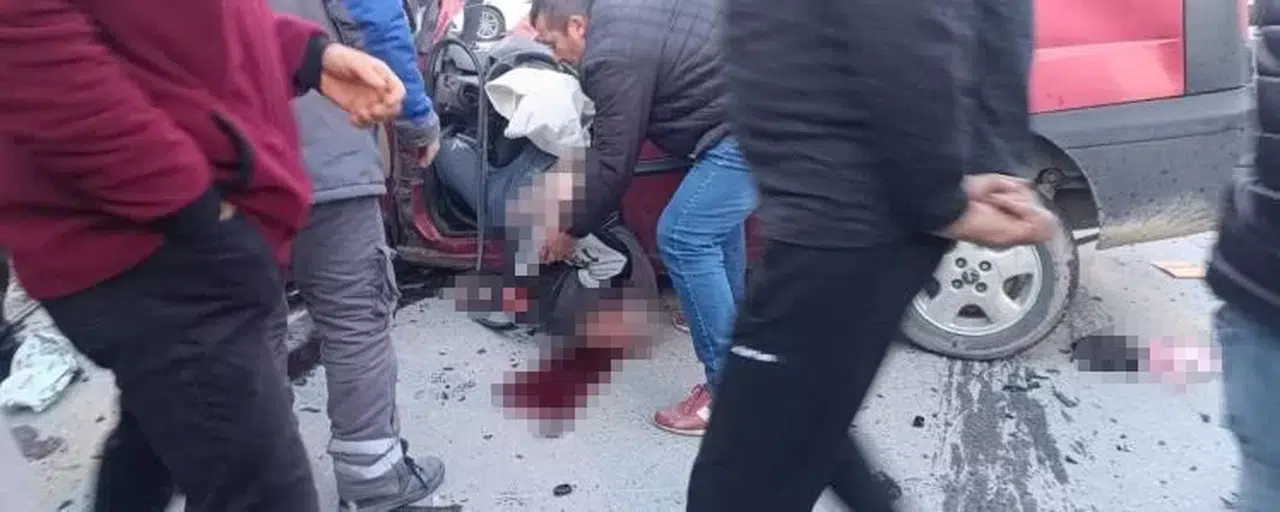 Kamyon ile Hafif Ticari Araç Baş Başa Çarpıştı: 1 Ağır Yaralı