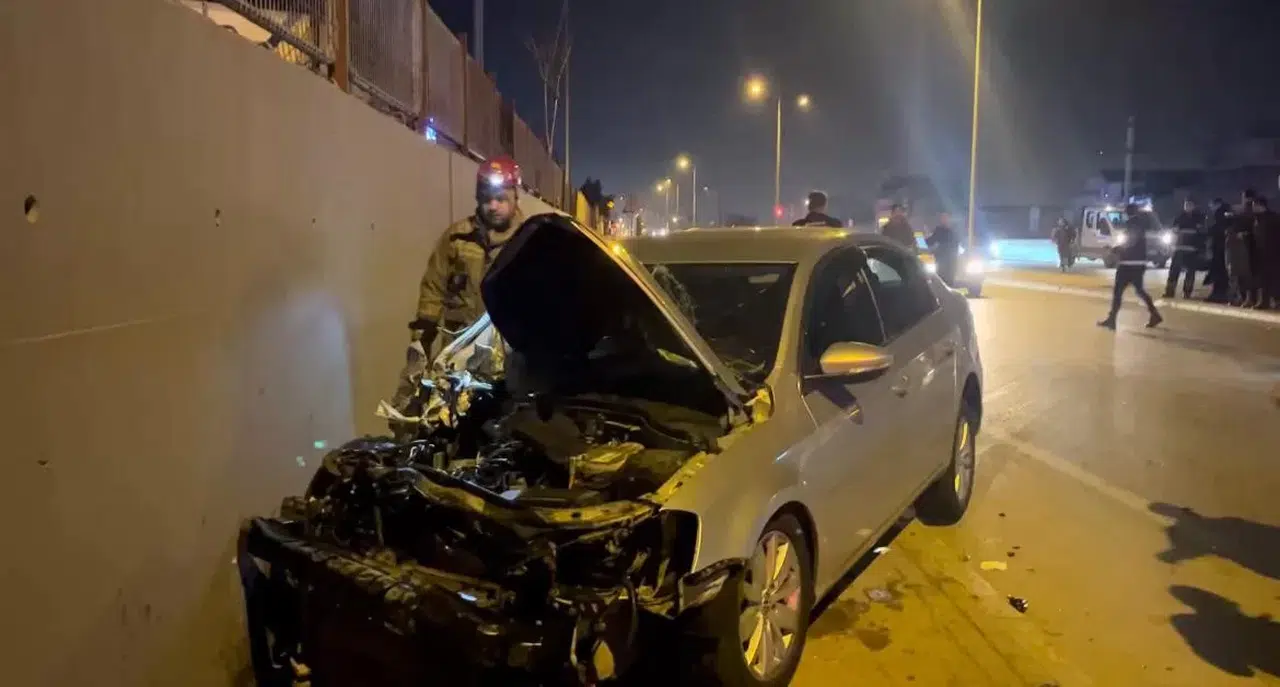 Kamyonete Çarpıp Savrulan Araba Duvara Çarparak Durabildi: 2 Yaralı
