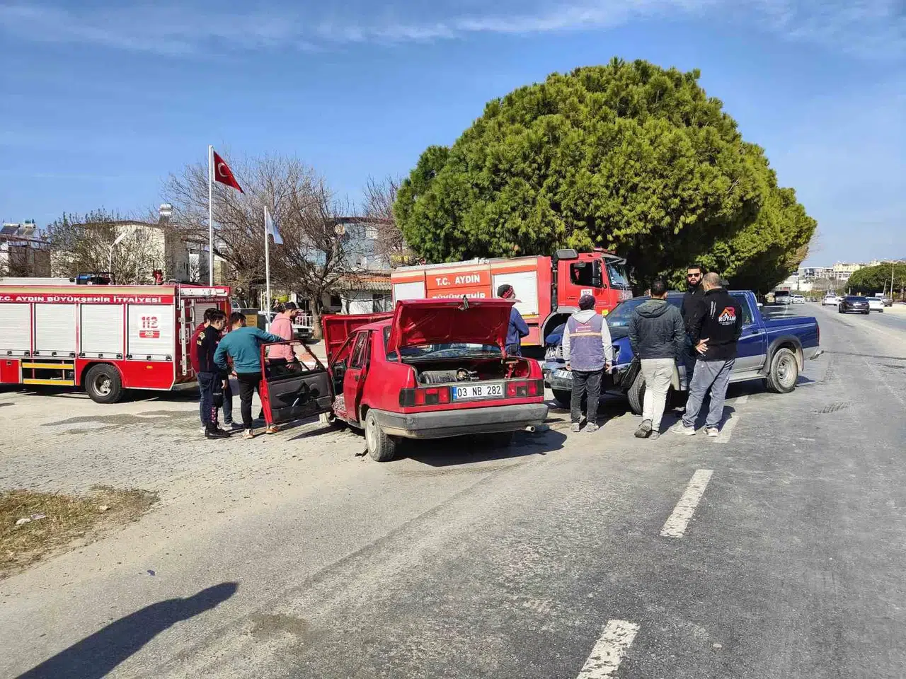 Kamyonetle Araba Baş Başa Çarpıştı: 1’i Ağır 3 Yaralı
