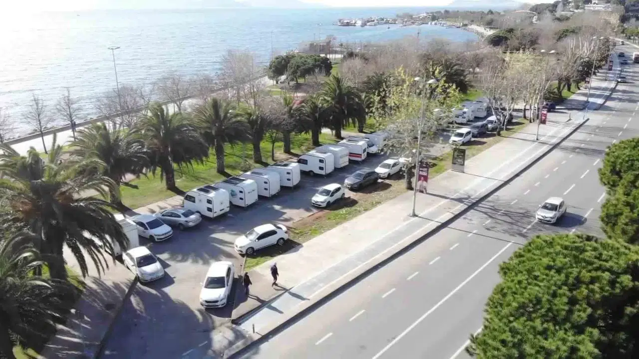 Kartal ve Maltepe Kıyısında Karavan İşgali: Şoförler Araç Koyacak Yer Bulamıyor