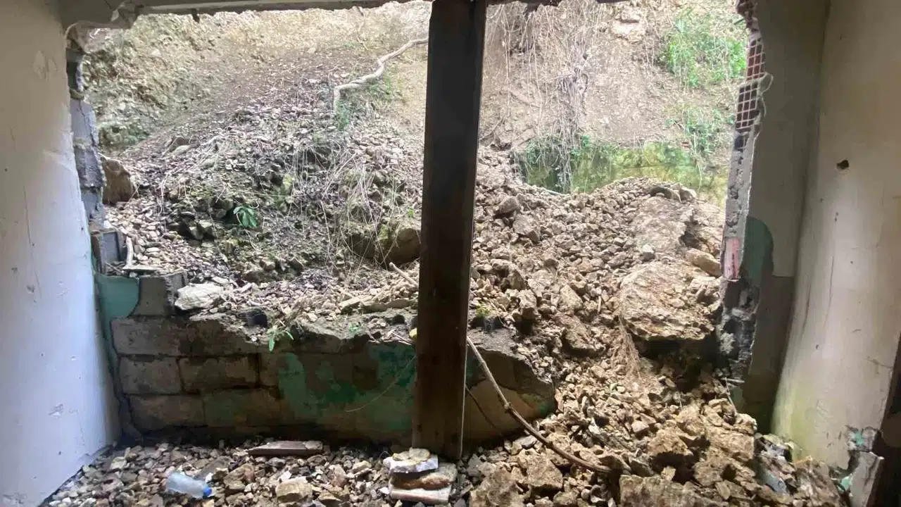 Kayan Toprak Meskenin Duvarını Yıktı