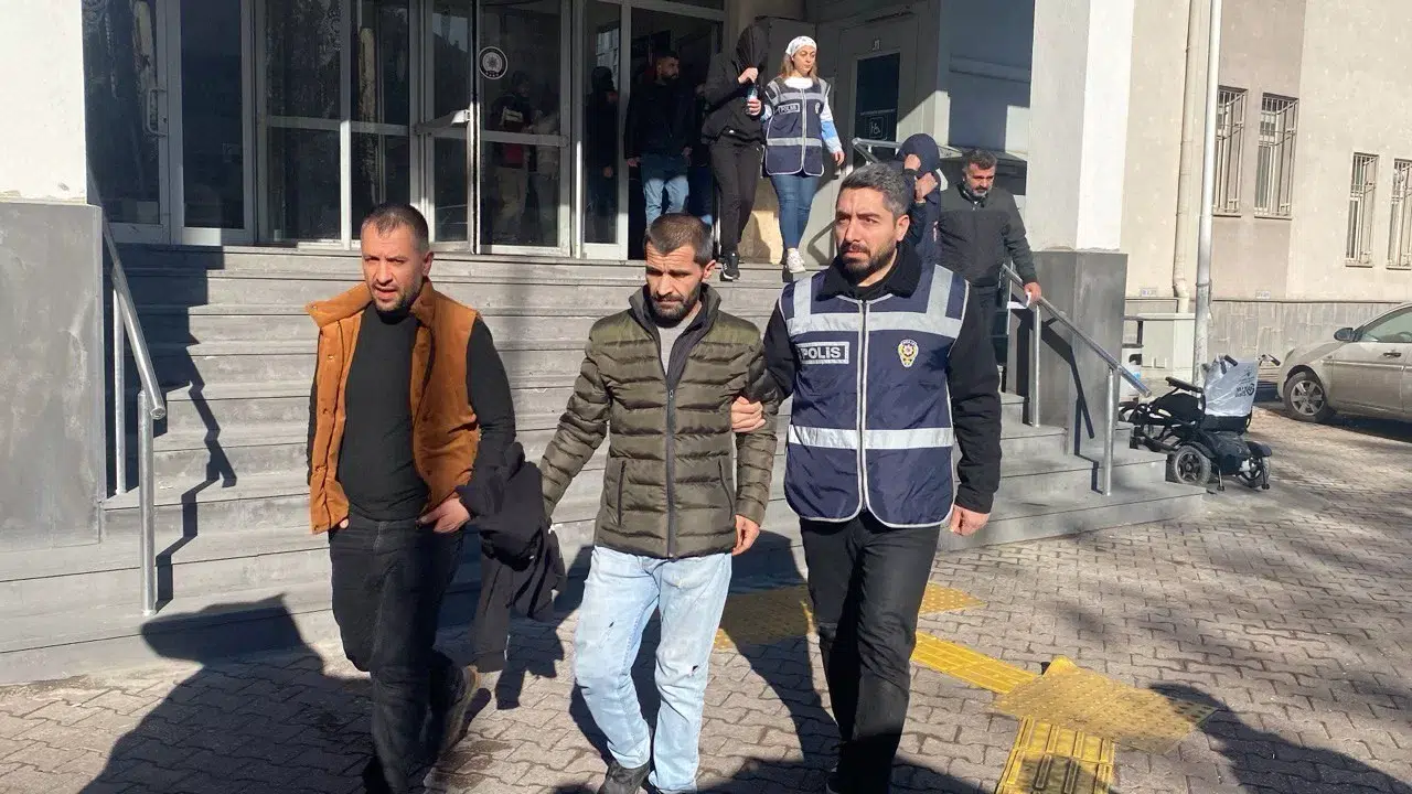 Kayseri’de Aranan Şahıslara Yönelik Eş Vakitli Operasyon: 14 Şahıs Yakalandı