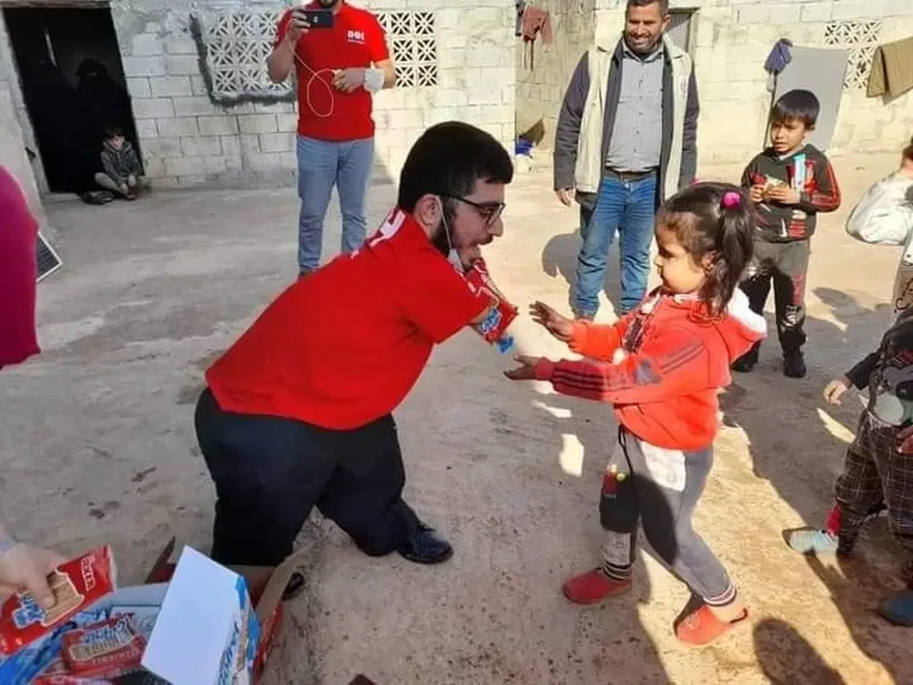 Kendi Manilerini Unutup Depremzedelerin Yardımına Koştu