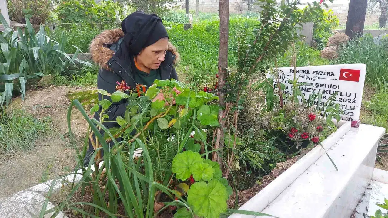 Kendisi İçin Hazırladığı Mezara Sarsıntıda Hayatını Kaybeden Kızını ve Torununu Defnetti