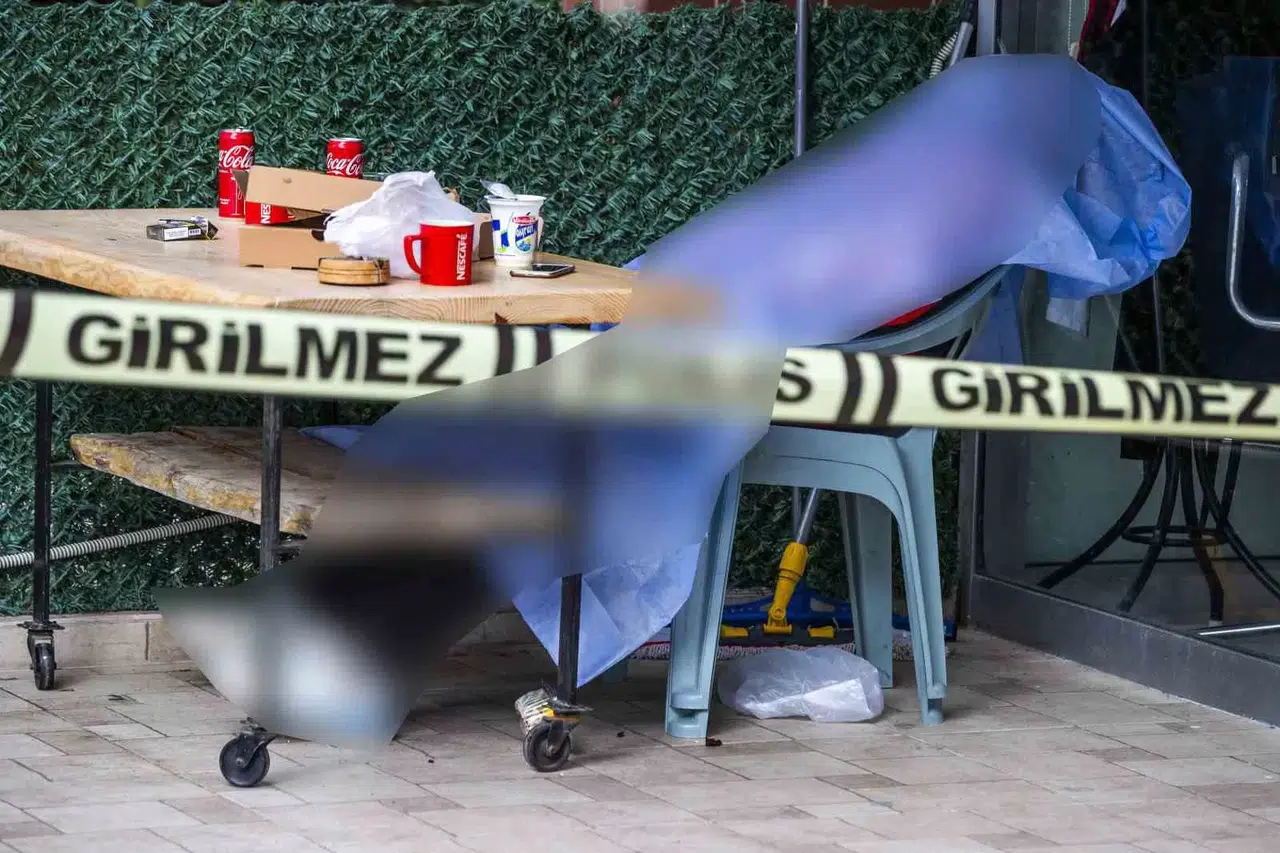 Kendisine İlişkin Kuaför Dükkânının Önündeki Sandalyede Meyyit Bulundu
