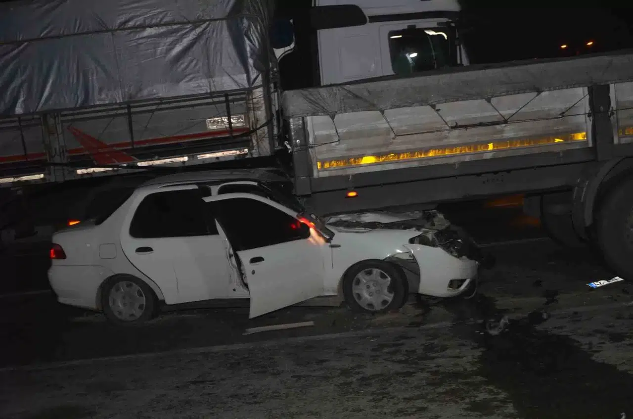 Kırmızı Işıkta Bekleyen Tıra Araba Çarptı: 3 Yaralı