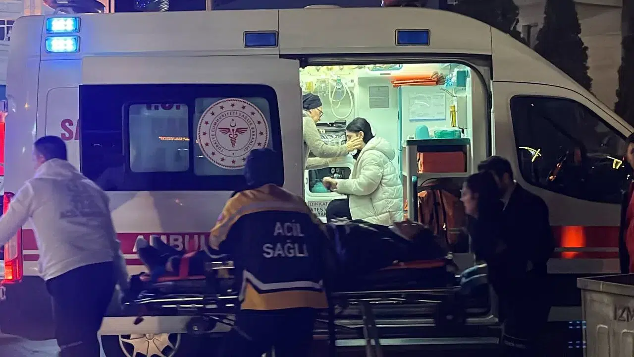 Kocaeli’de Bir Araç Trafik Işıklarında Bekleyen Otobüse ve Arabaya Çarptı: 7 Yaralı