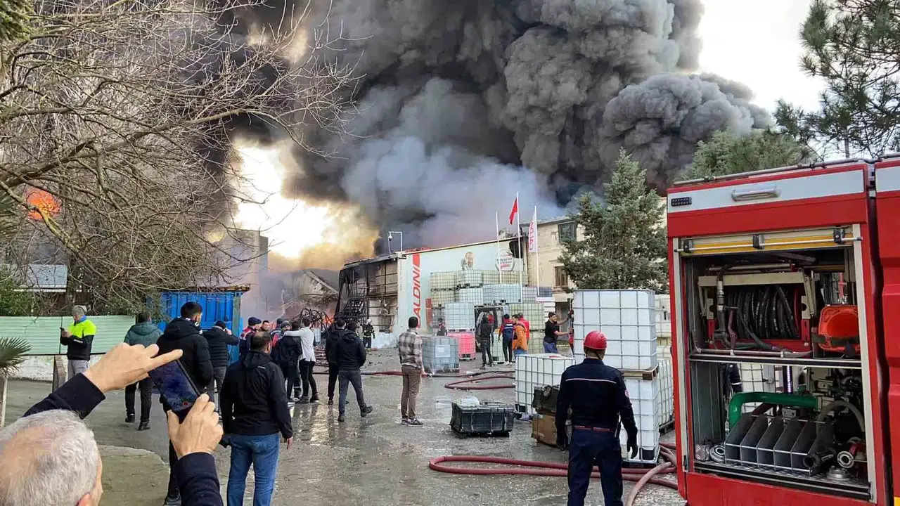 Kocaeli’de Fabrikada Çıkan Yangını Söndürme Çalışmaları Devam Ediyor