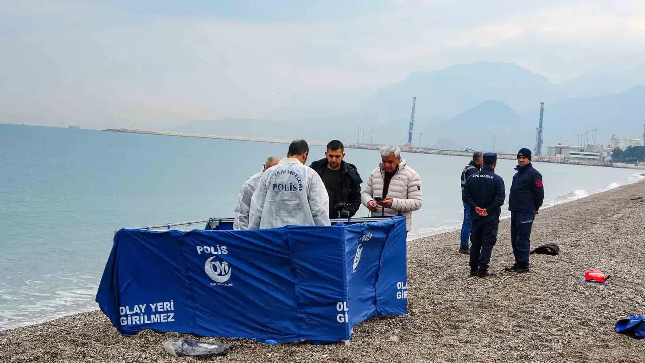 Konyaaltı Kıyısında Deniz Üzerinde Yarı Çıplak Erkek Cesedi Bulundu
