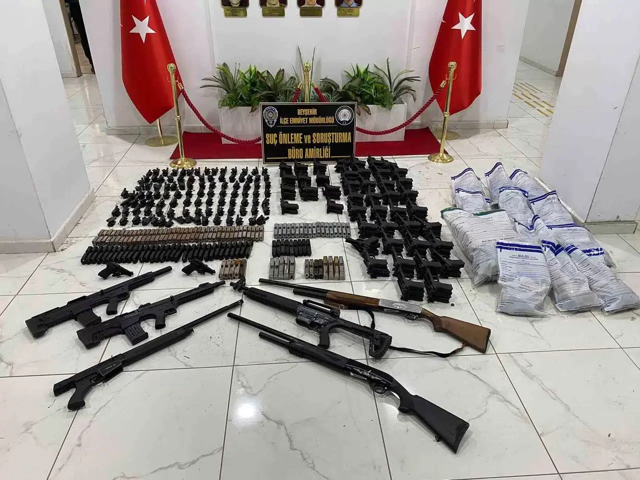 Konya’da Yakalanan 14 Aranan Şahıstan 8’i Tutuklandı