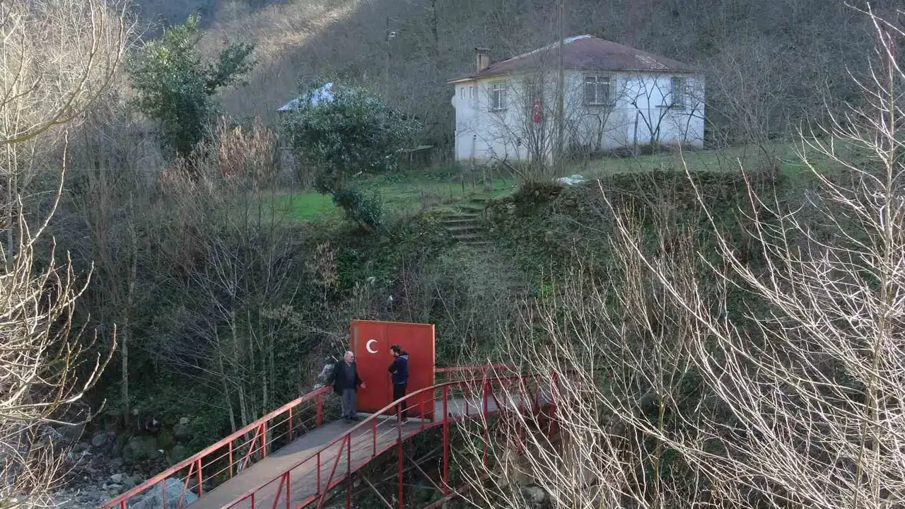 Köprüyü Yaptırırken Kimse Takviye Vermeyince Köprüye Demir Kapı Yaptırıp Kilit Vurdu