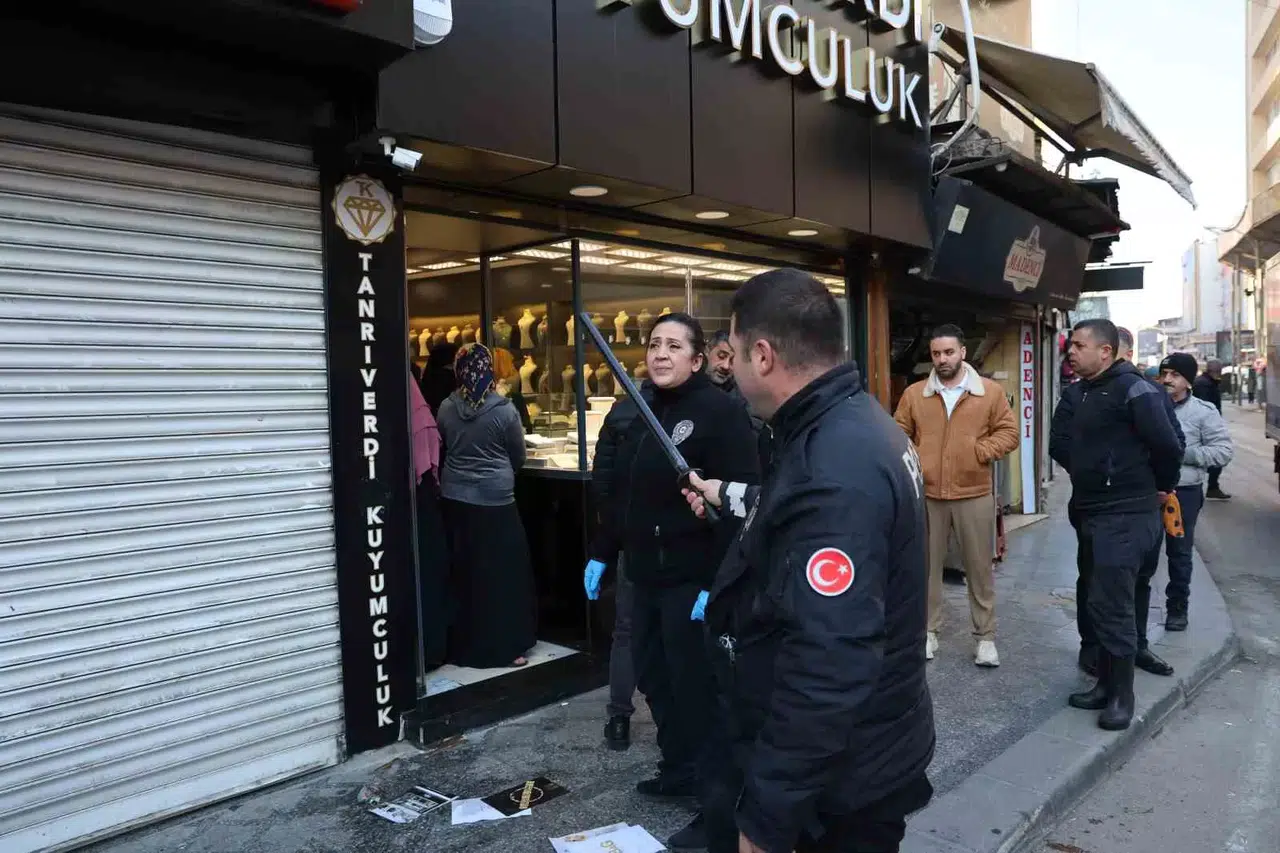 Kuyumcu Bayan Hırsızları İşyerine Kilitleyip Yakalattı