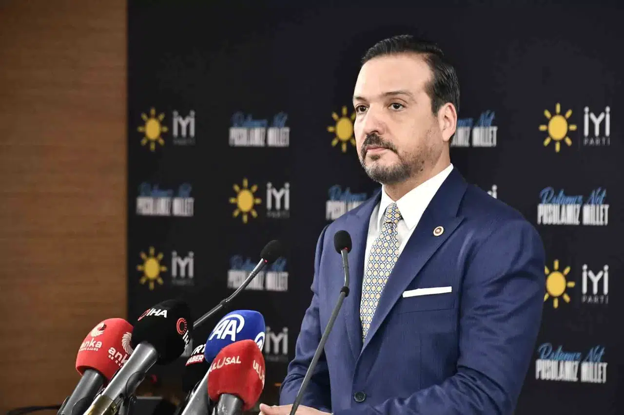 ÂLÂ PARTİ Sözcüsü Zorlu’dan ’Afiş’ Açıklaması
