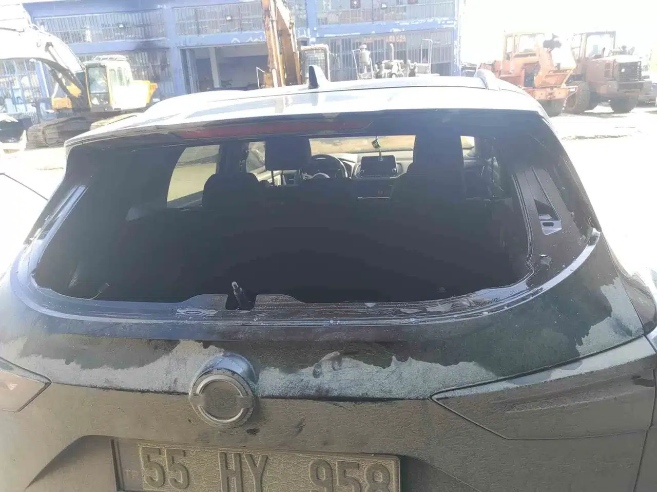 Liderin Seçim Kampanyasına Taarruz: Aracının Camı Kırıldı, Pankartı Kurşunlandı