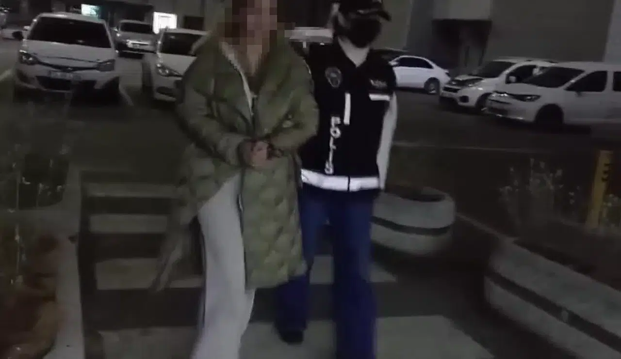 Lüks Aracın Üzerinde Para Sayarak Silah Paylaşımı Yapan Toplumsal Medya Fenomeni Gözaltına Alındı