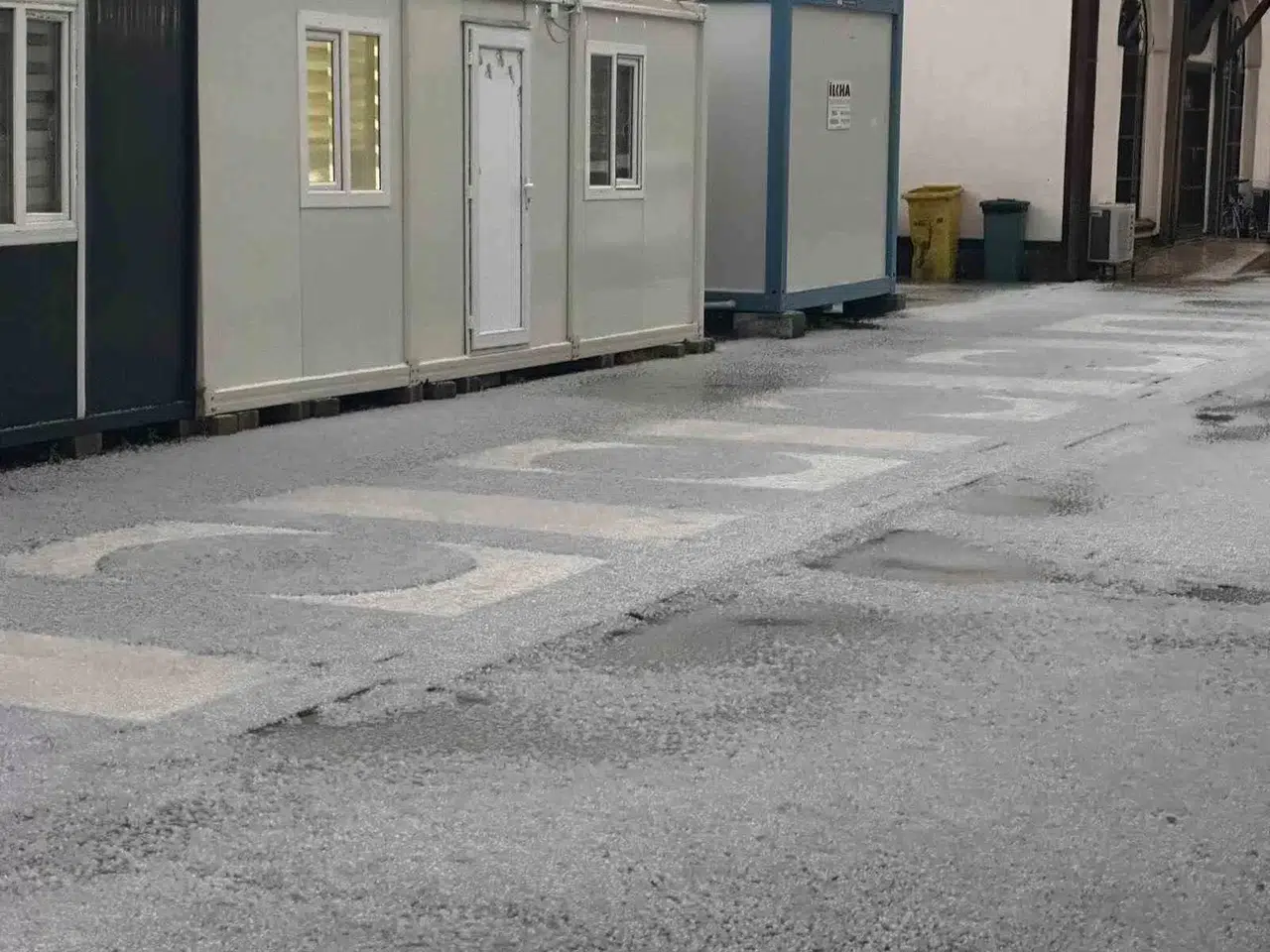 Malatya’da Dolu Yağışı Tesirli Oldu, Yollar Beyaza Büründü