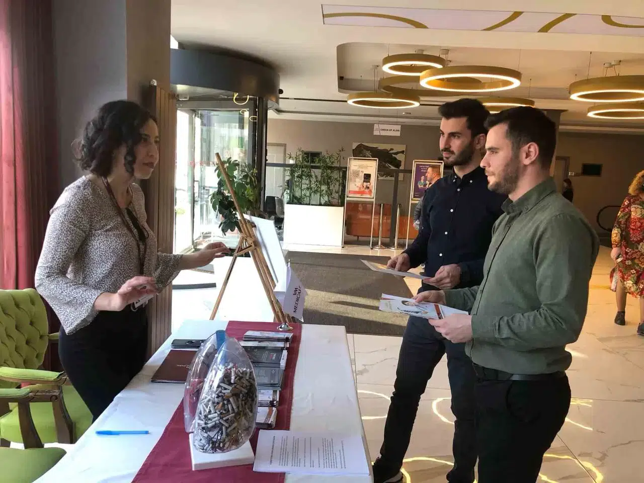 Maltepe Medical Park’ta İzmarit Dolu Akciğer Maketi ile Sigaranın Zararlarına Dikkat Çekildi