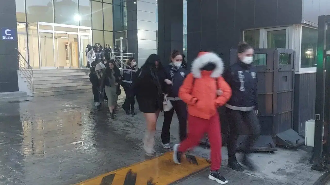 Masaj Salonlarına Fuhuş Operasyonunda 25’i Bayan 37 Kişi Yakalandı