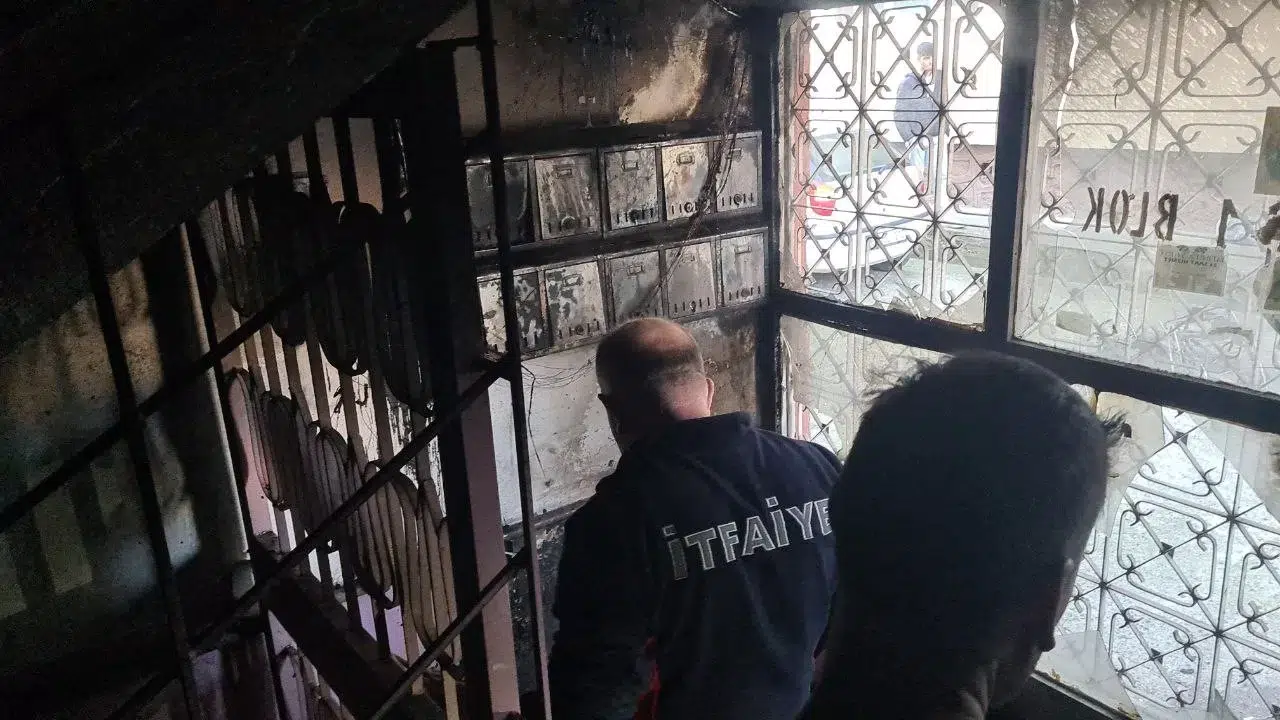 Merdiven Boşluğunda Çıkan Yangın Korkuttu