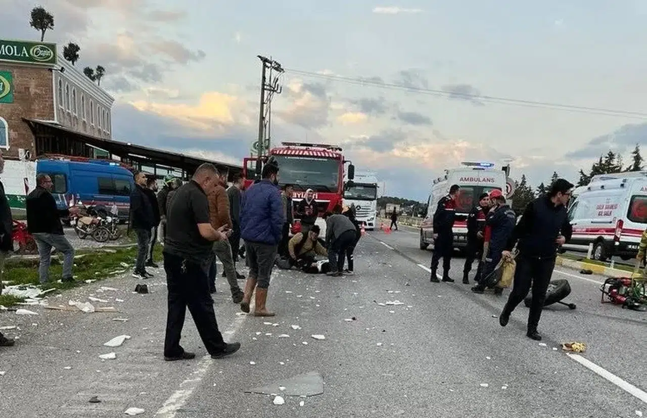 Mermer Yüklü Tır, Emekçi Servisi ile Çarpıştı: 9 Yaralı