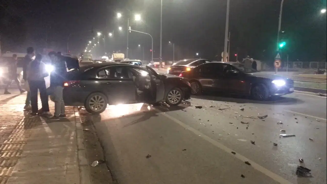 Mersin’de Arabalar Çarpıştı: 3 Yaralı