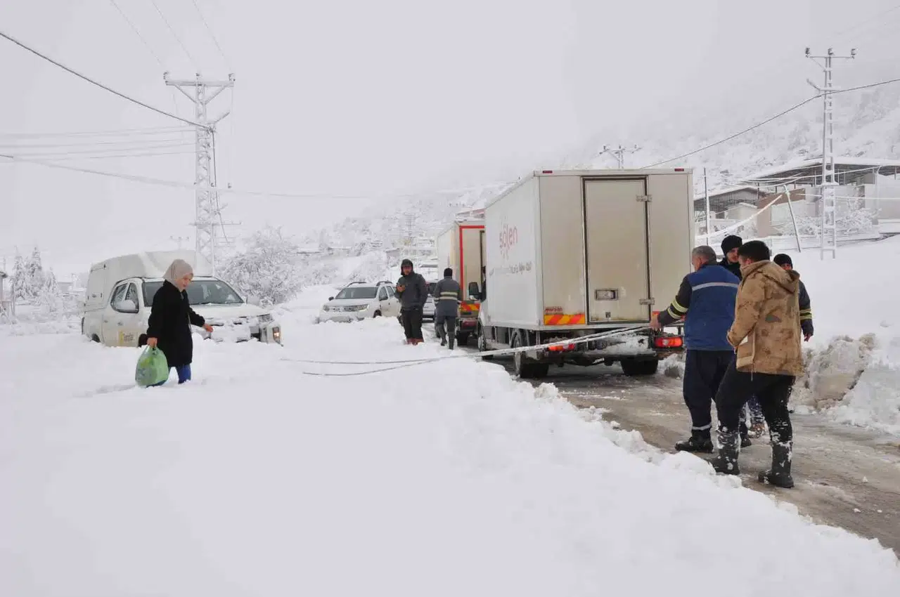 Mersin’de Kar Yağışı: Karaman Yolu Büyük Araçlara Kapatıldı