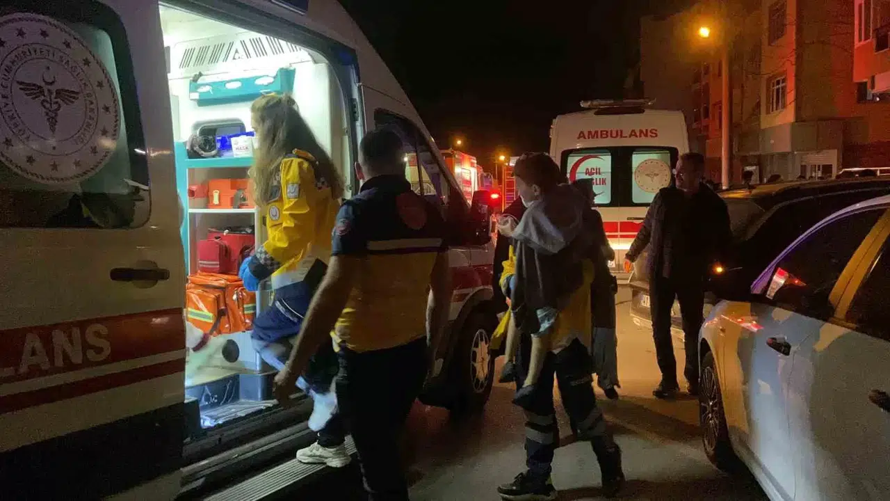 Meskenin Mutfağı Alev Alev Yandı: 2’si Çocuk 5 Kişi Dumandan Etkilendi