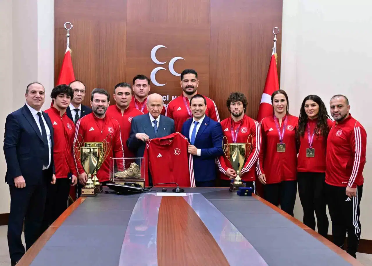 MHP Önderi Bahçeli, Şampiyon Güreşçileri Kabul Etti