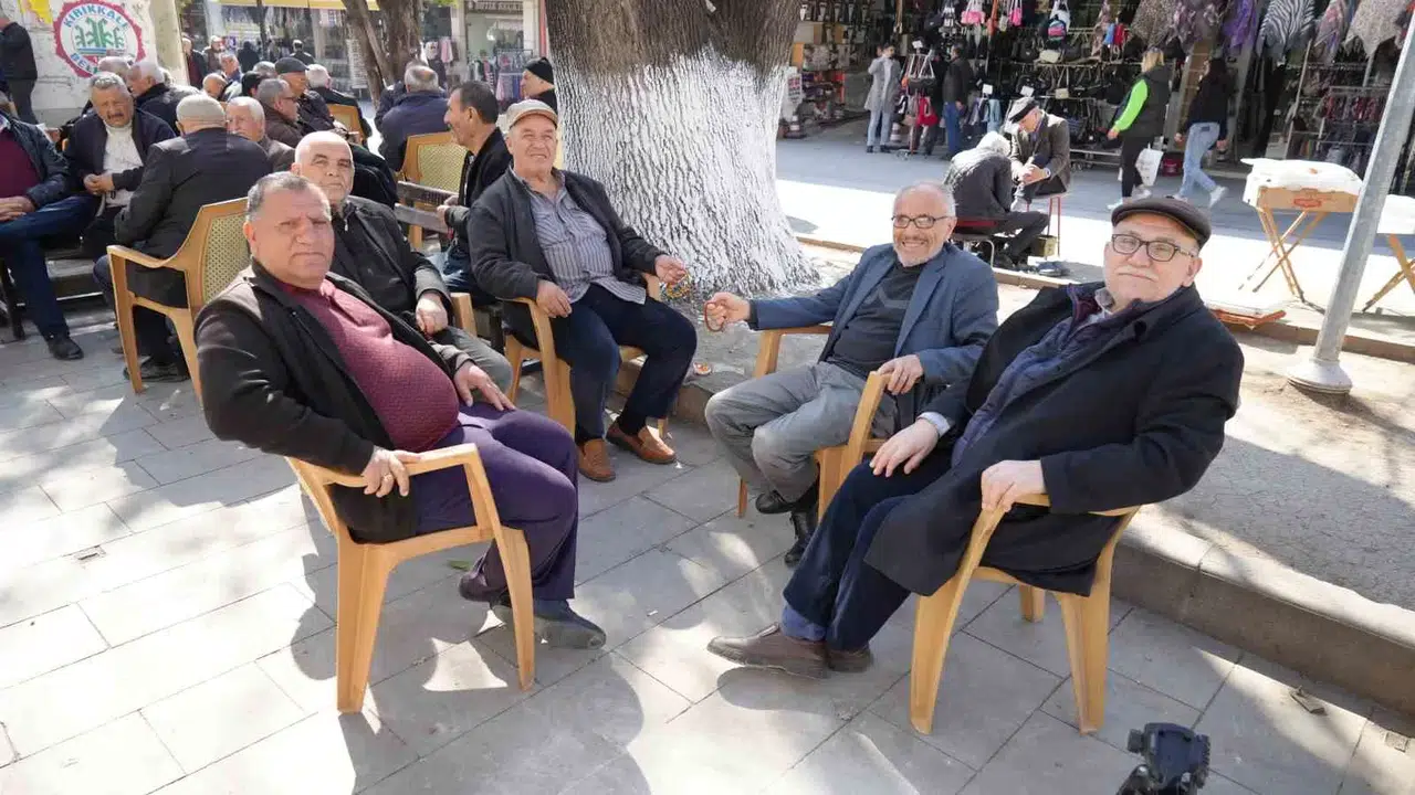 Millet Kıraathanesi Emeklilerin İkinci Meskeni Oldu