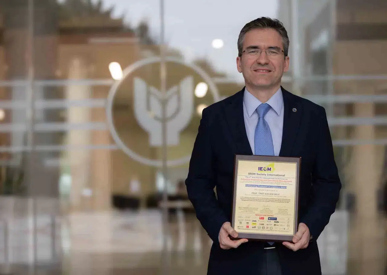 Milletlerarası Topluluktan “En Seçkin Profesör” Mükafatı
