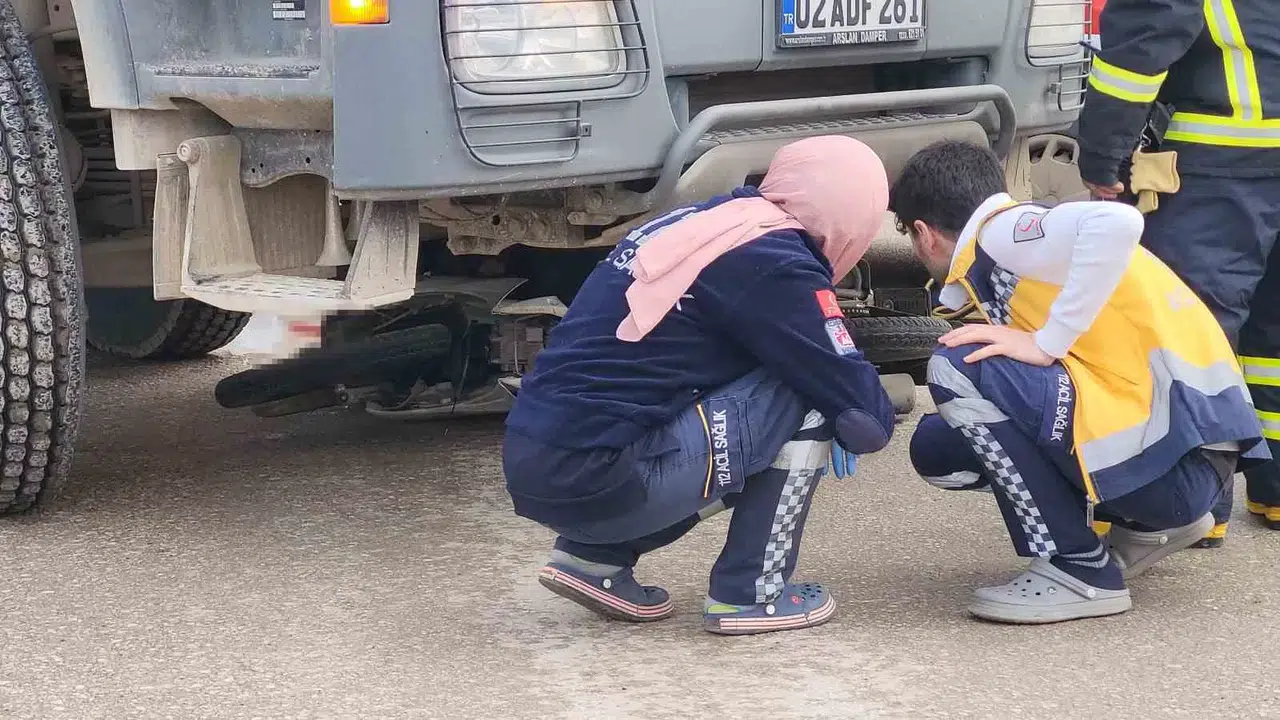 Motosiklet Kamyonun Altına Girdi: 1 Meyyit, 1 Yaralı
