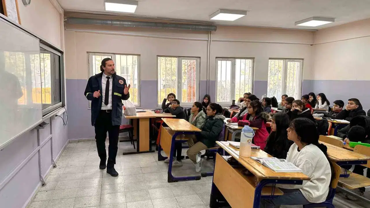 MSB İşçisi Sarsıntının 160’ıncı Saatinde Kurtarılan Aysima’yı Ziyaret Etti