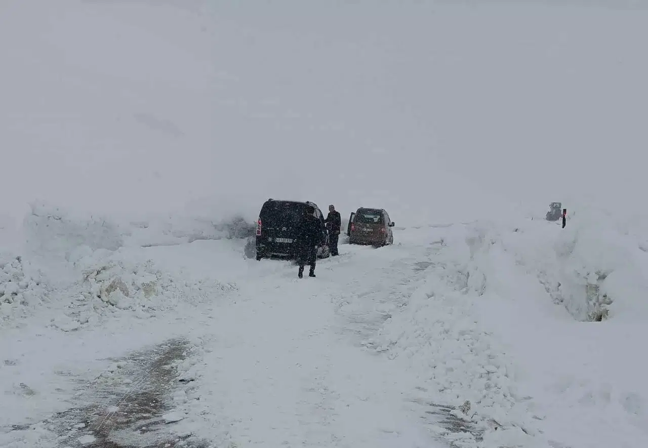 Muş’ta 18 Araç İçerisinde 53 Kişi Mahsur Kaldı