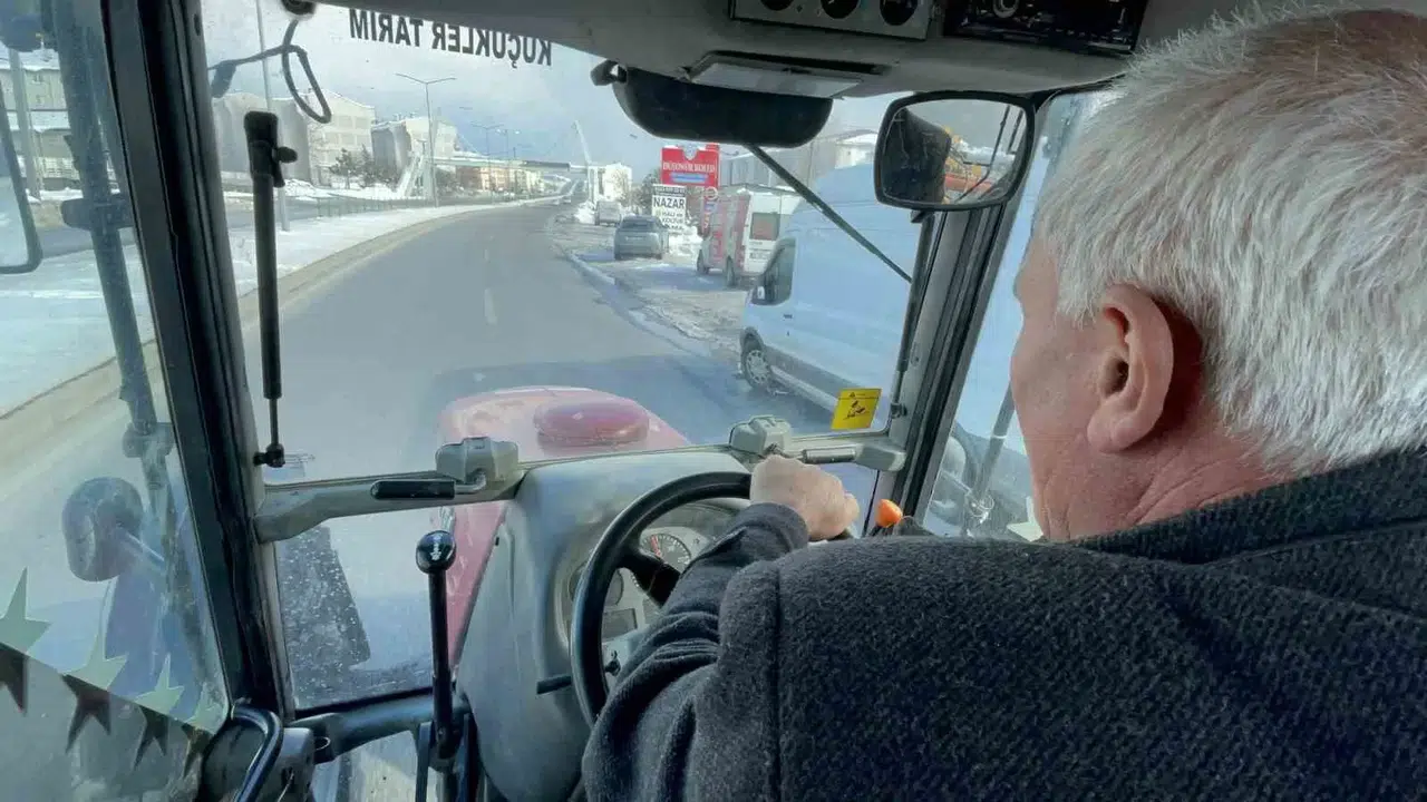 Nakliyeciler 28 Bin TL İsteyince İnat Etti 3 Gün Traktör Sürerek Bitlis’e Geldi