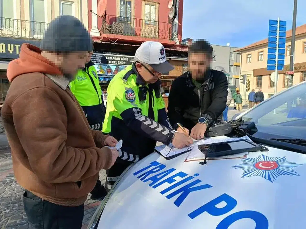 O Saatler Ortasında Caddeye Girenler Polis Gruplarına Takılıyor