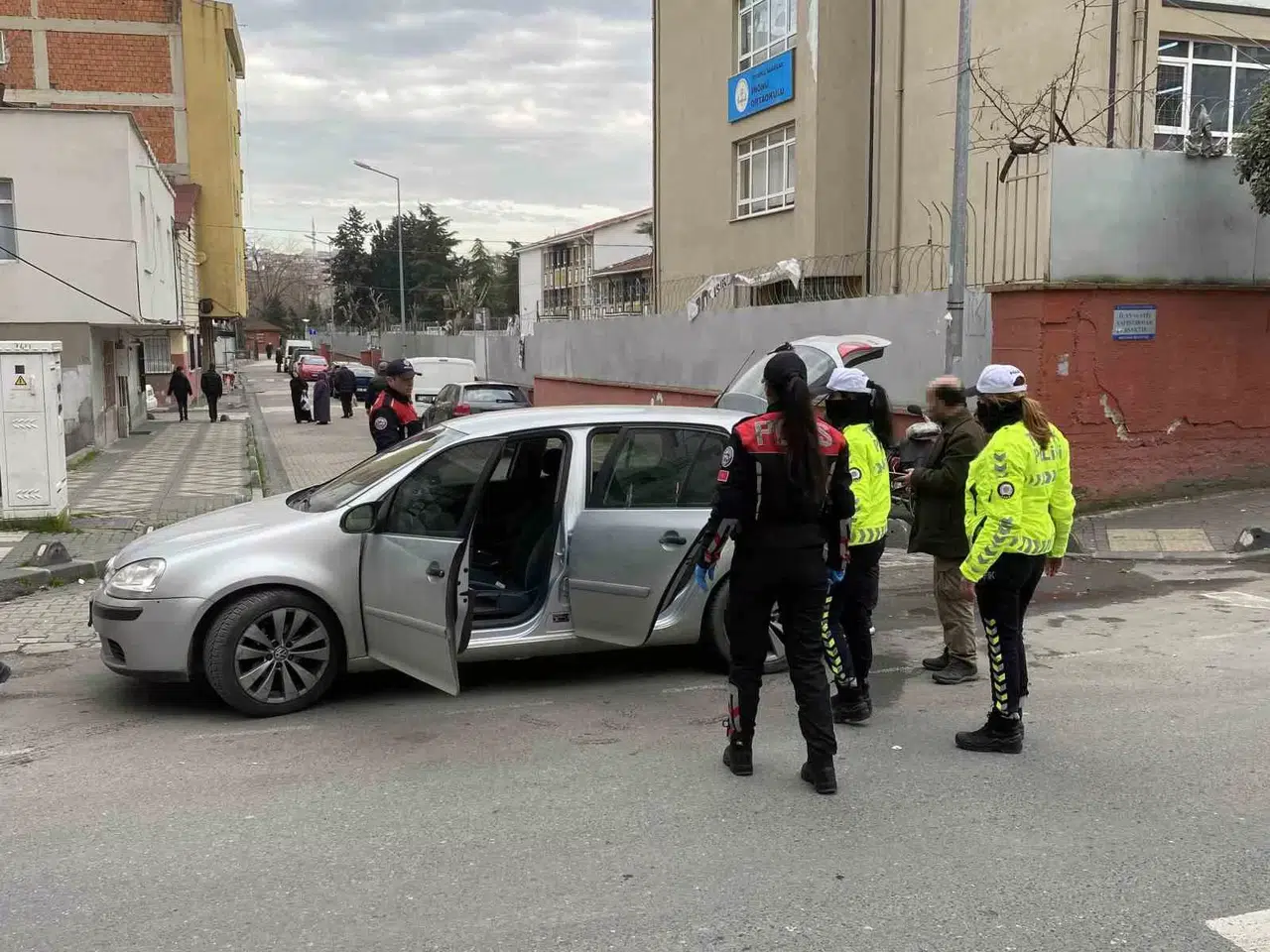 Okul Önlerinde Helikopter Takviyeli Asayiş Uygulaması