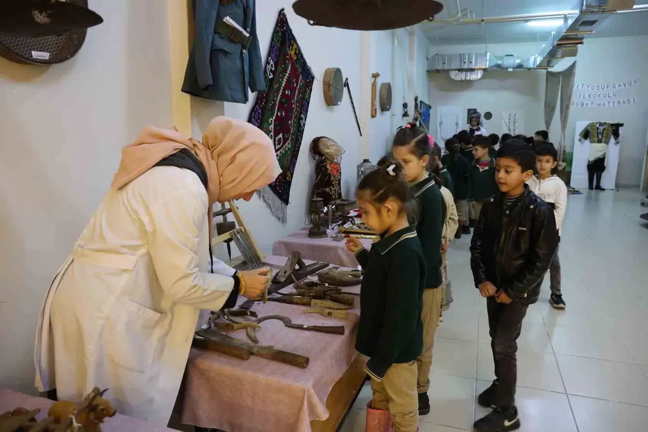 Okuldaki Tarihi Stant Öğrencileri Geçmişe Götürüyor
