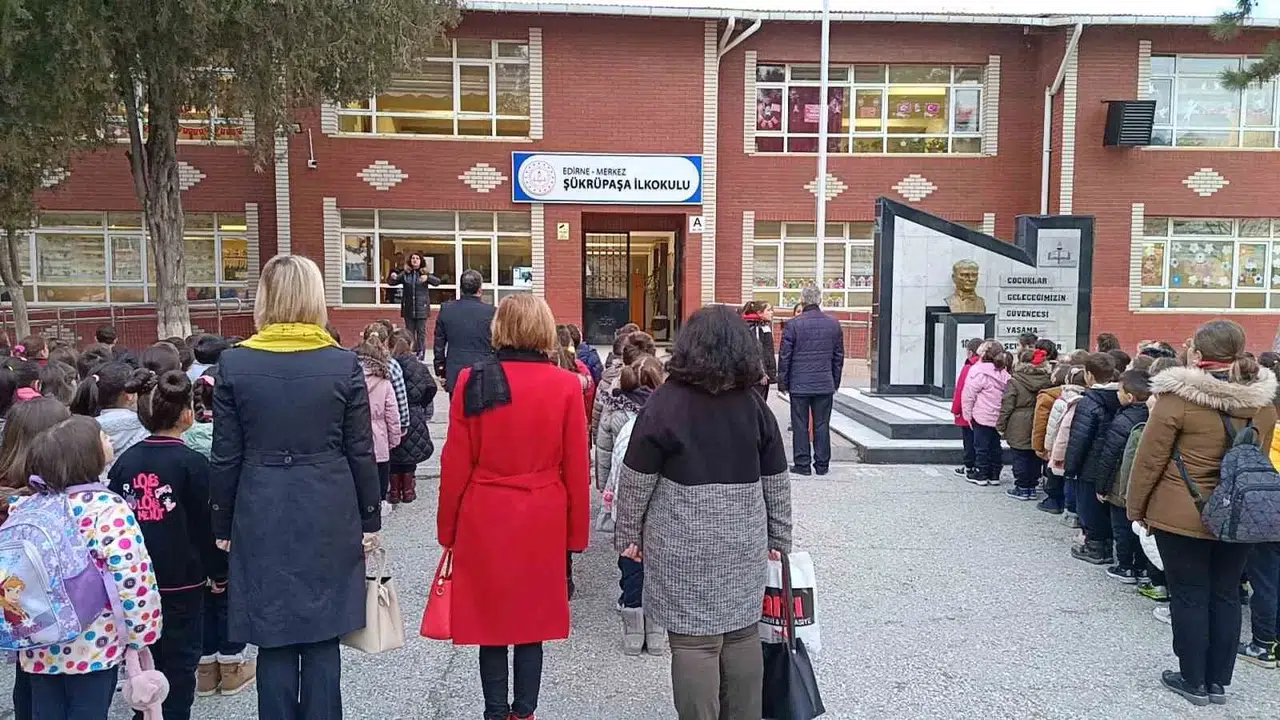 Okullar Açıldı, Polisler Okul Önlerinde Vazife Aldı
