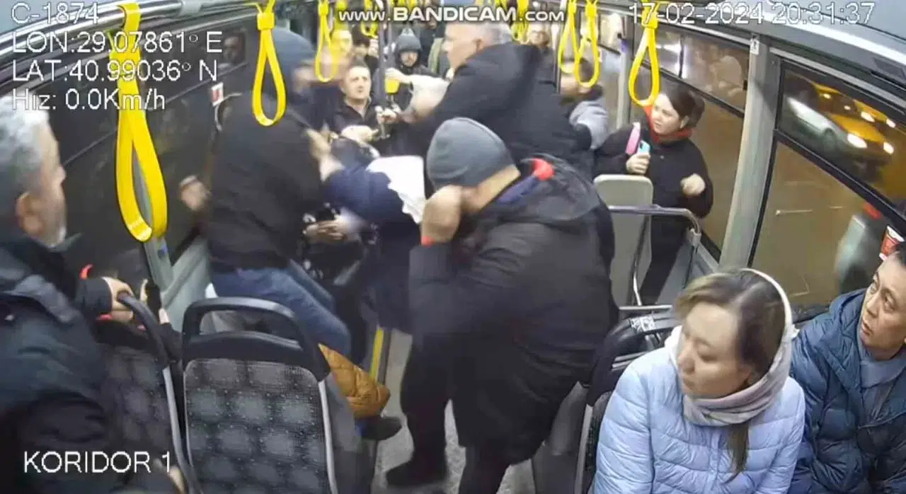 Otobüste Yer İsteyen Bayana Yumruklu Akın Kamerada