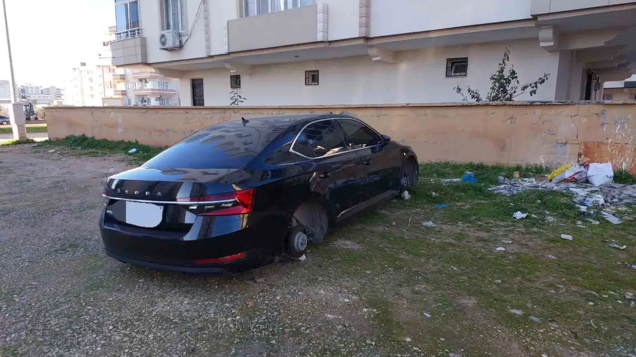 Park Halindeki Lüks Aracın Lastikleri ve Jantları Çalındı
