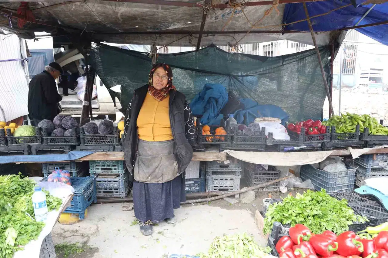 Pazarda Maydanoz Satarak Biriktirdiği Kira Parası Çalınan Depremzede Bayan Mesken Sahibiyle İcralık Oldu