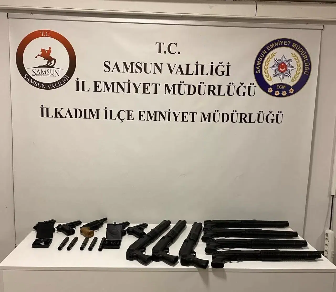 Petshop Gereci Bulunan Araçtan Çok Sayıda Silah Ele Geçirildi